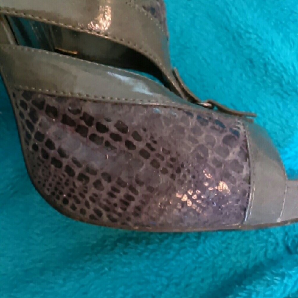 Unusual Yet Classy Platform Heels - Picture 2 of 7